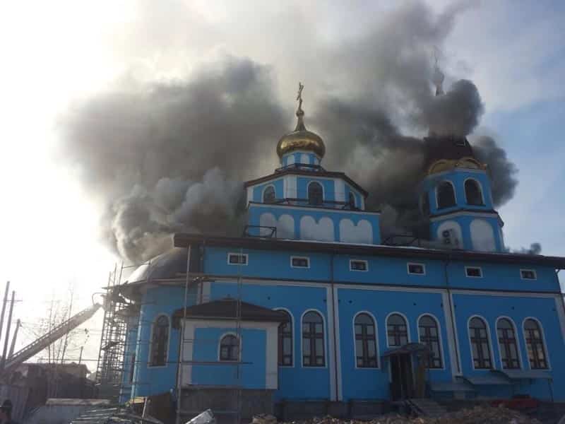 В Алматы на проспекте Аль-Фараби загорелась церковь