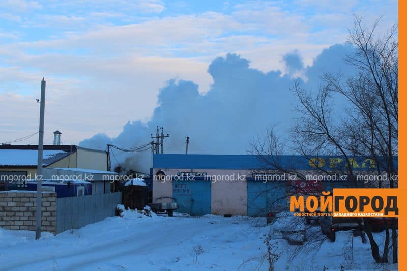 Склады кондитерской фабрики загорелись в Уральске