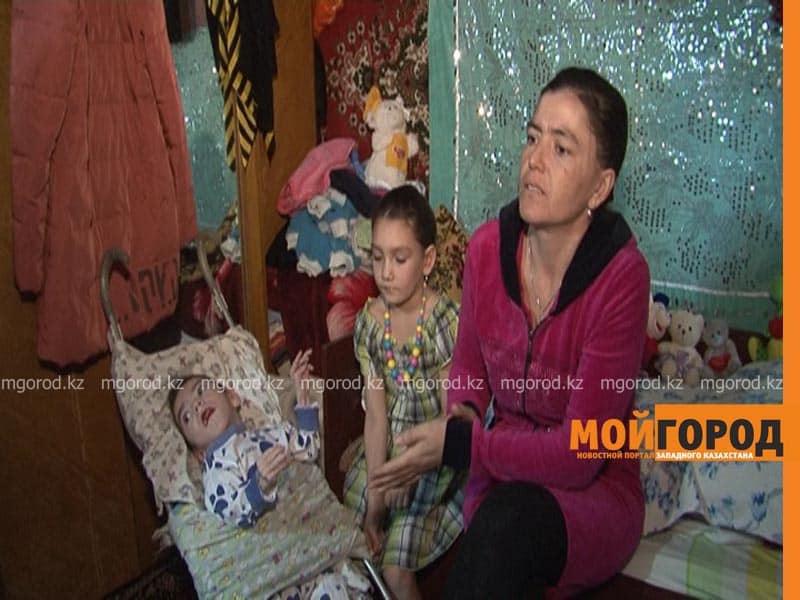 В Актобе мать-одиночка с ребенком инвалидом вынуждена жить на даче