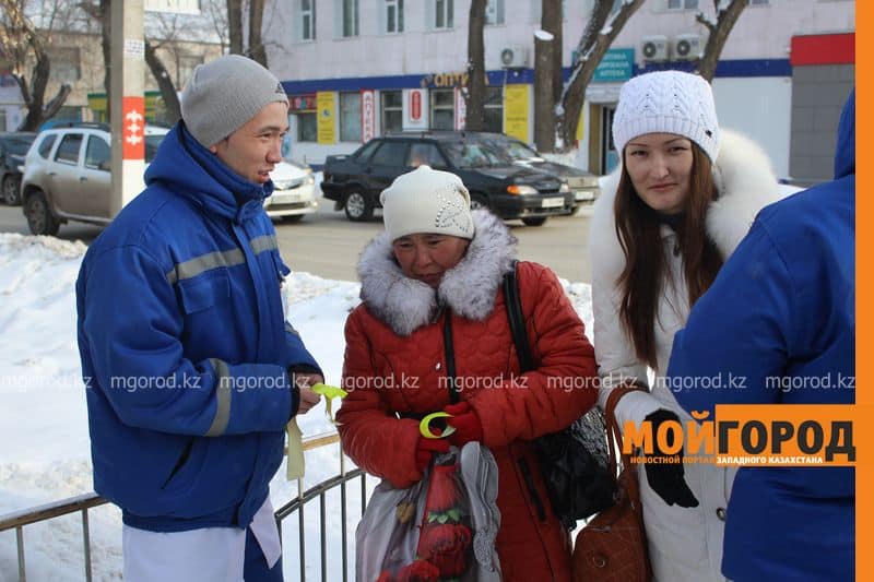 Медики и полицейские раздавали пешеходам светоотражающие ленточки