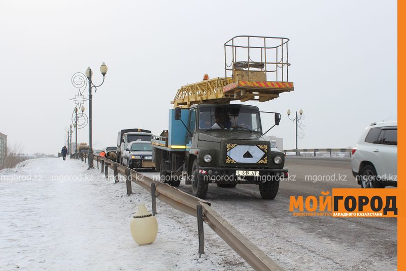 В Уральске на путепроводе машина въехала в фонарный столб