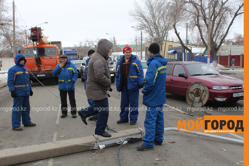 В Уральске из-за упавшего на дорогу столба образовалась огромная пробка