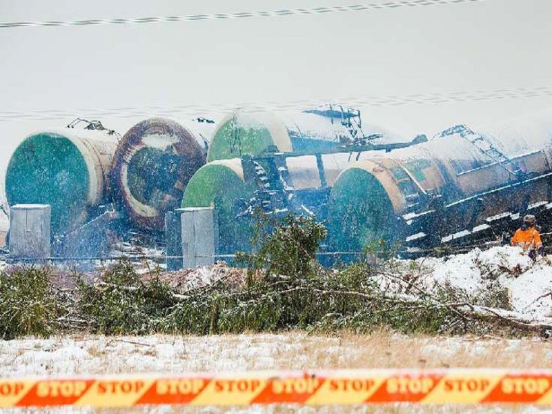 Из-за схода вагонов с серной кислотой в Таразе объявлена ЧС