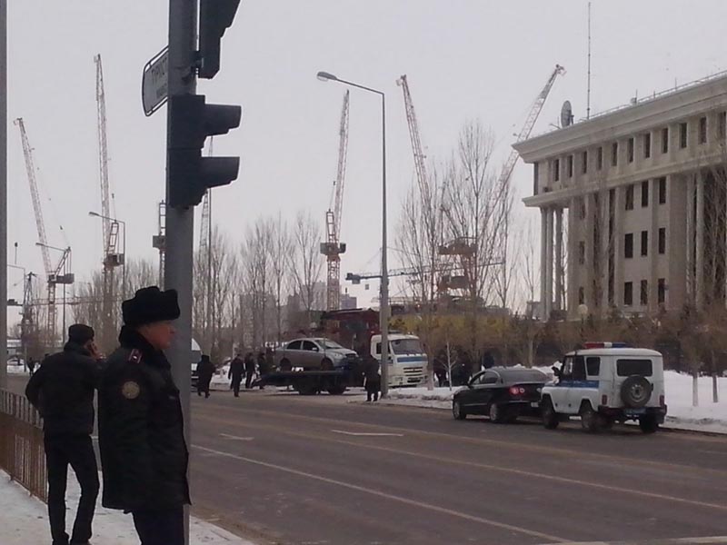 У здания министерства обороны Казахстана взорвался автомобиль