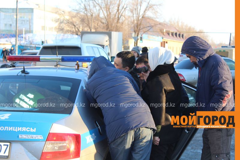 Двое дорожных полицейских задержаны в Уральске за взятку (фото, видео)