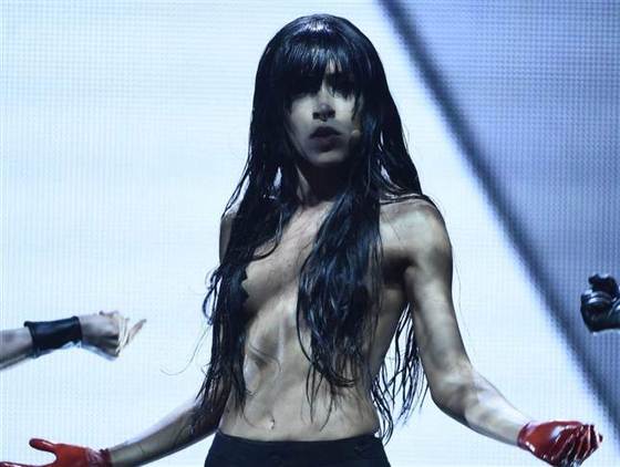 Звезда «Евровидения» Loreen вышла на сцену топлес с группой Kazaky