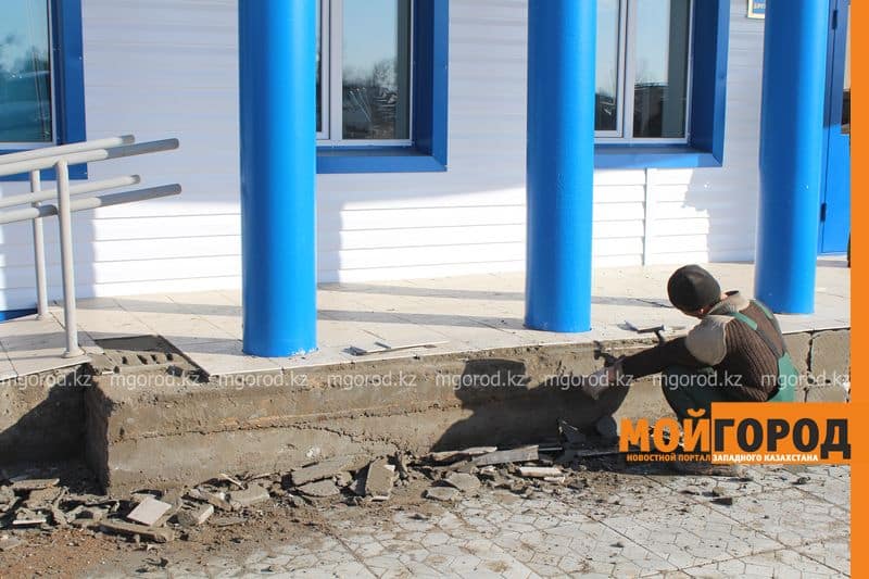 В новой амбулатории в Мичурино течет крыша и осыпается плитка