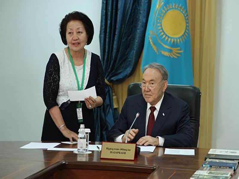 Назарбаев успешно сдал экзамен на знание казахского языка