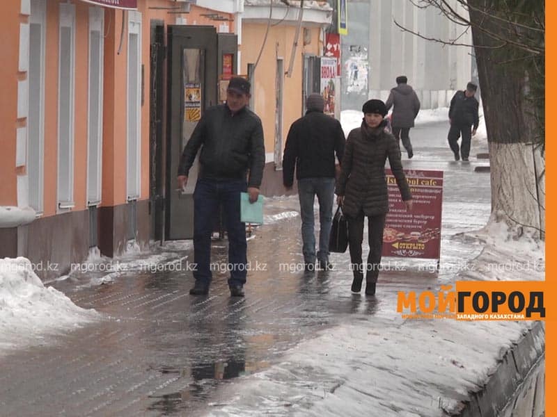 В Уральске из-за гололеда стало опасно передвигаться по улицам