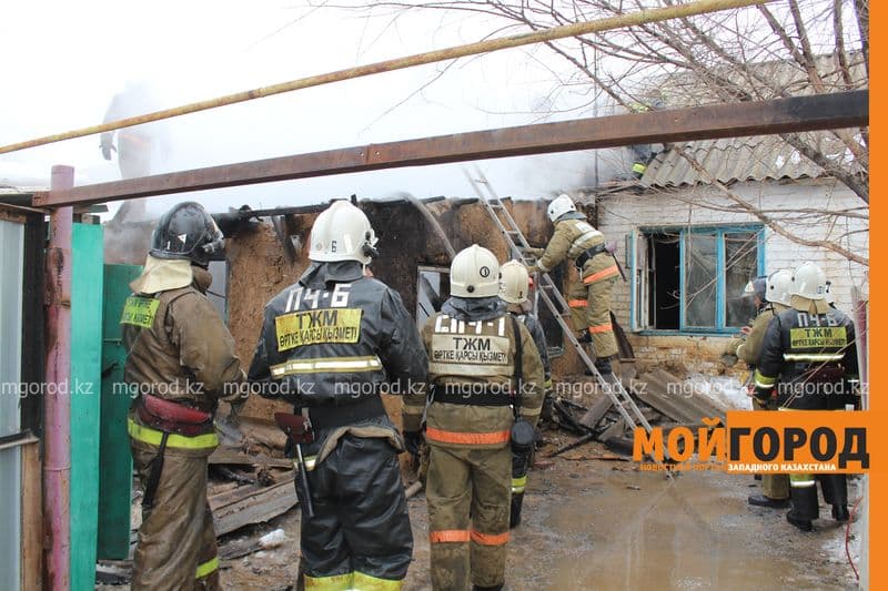 В ЗКО загорелся дом барачного типа