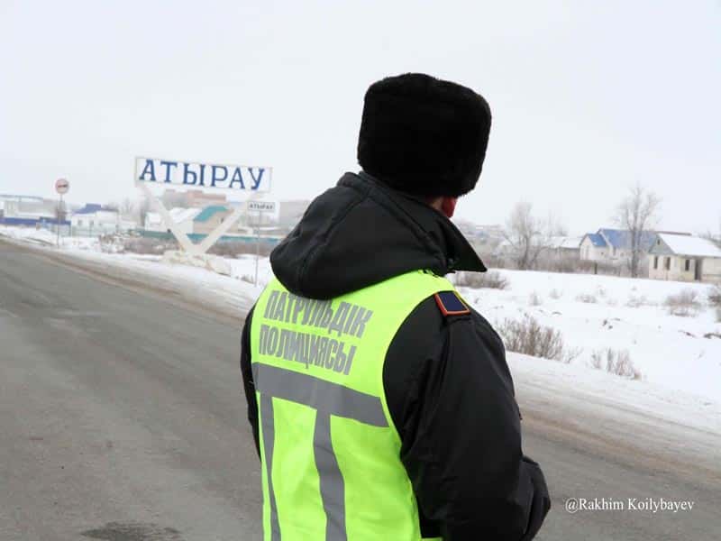 В Атырау пьяный водитель наехал на полицейскую машину