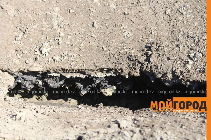 На одной из улиц Уральска после капремонта провалился асфальт
