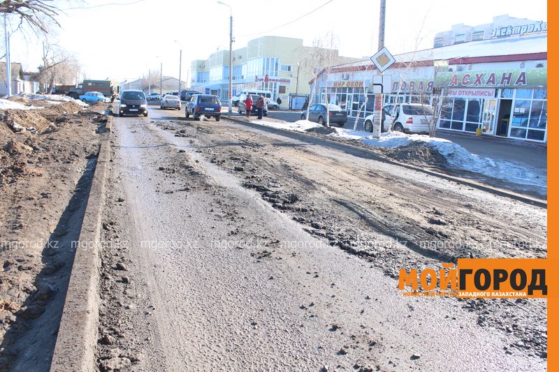 В Уральске дорога, отремонтированная полгода назад, пришла в негодность