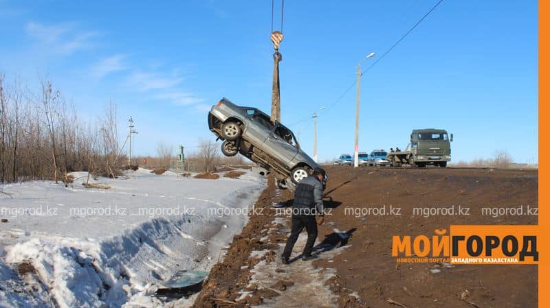 C трассы Уральск-Саратов слетел автомобиль