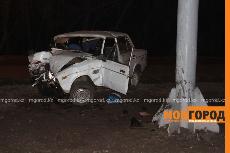 В Уральске угонщик авто врезался в стойку билборда