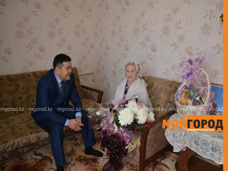 Руководство департамента госслужбы ЗКО поздравило ветерана ВОВ с 95-летием