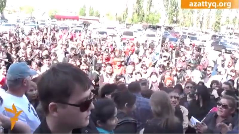 Пострадавшие после пожара в «Адеме» перекрыли дорогу в Алматы (видео)