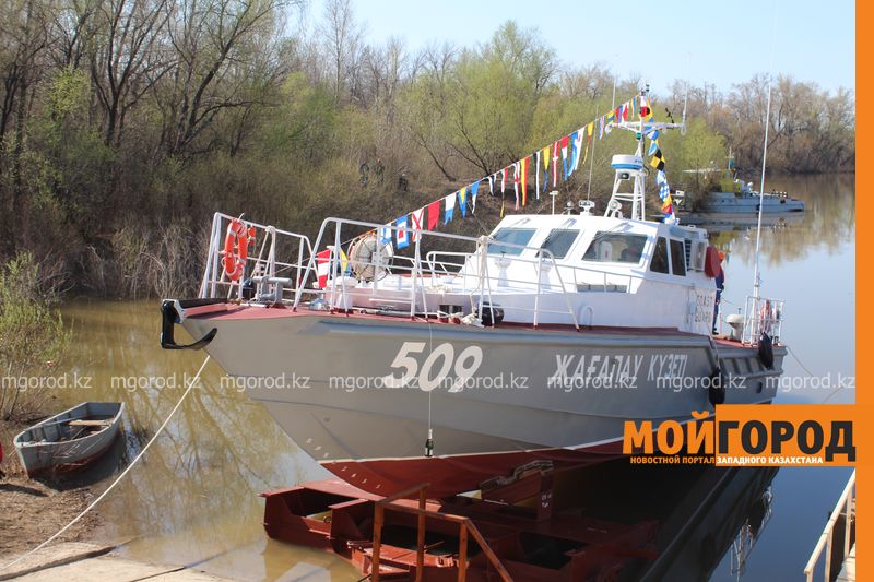 В Уральске на воду спустили катер водоизмещением 27 тонн (видео)