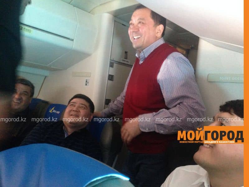 Аким ЗКО провел совещание на борту самолета