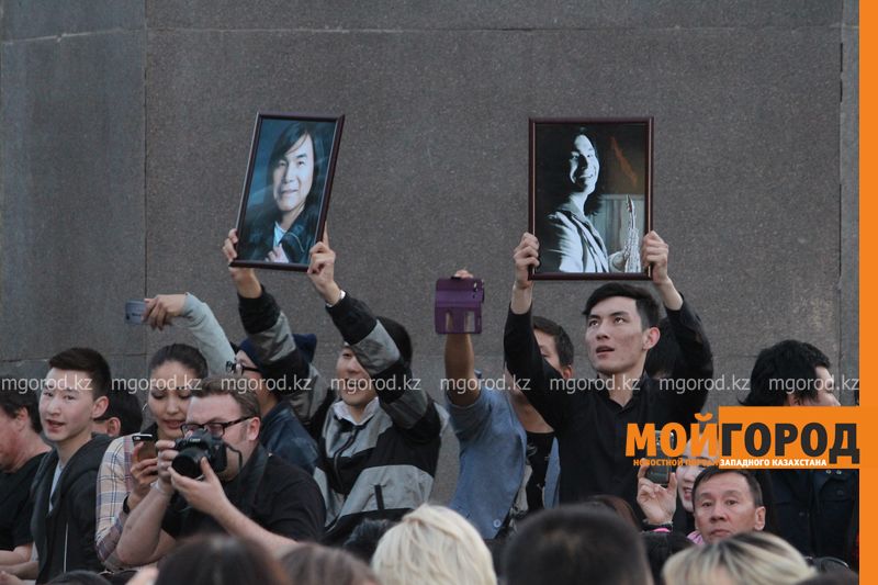 Сотни уральцев собрались на площади почтить память Батырхана Шукенова