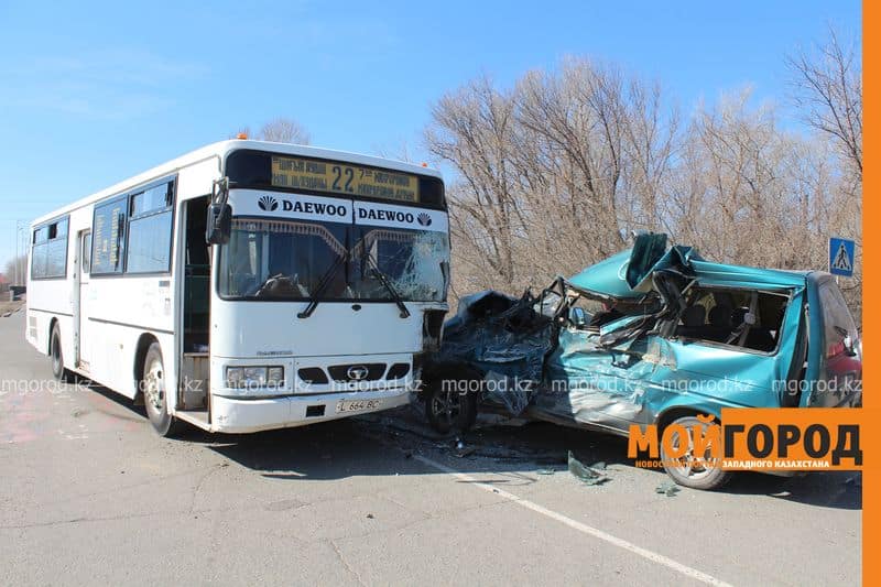 Скончался водитель минивена, столкнувшегося с автобусом в Уральске
