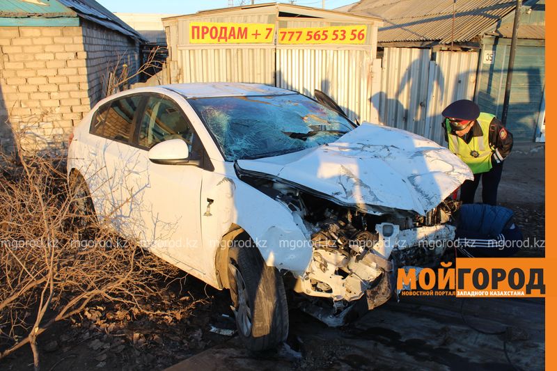 В Уральске автомобиль снес светофор и въехал в частный дом