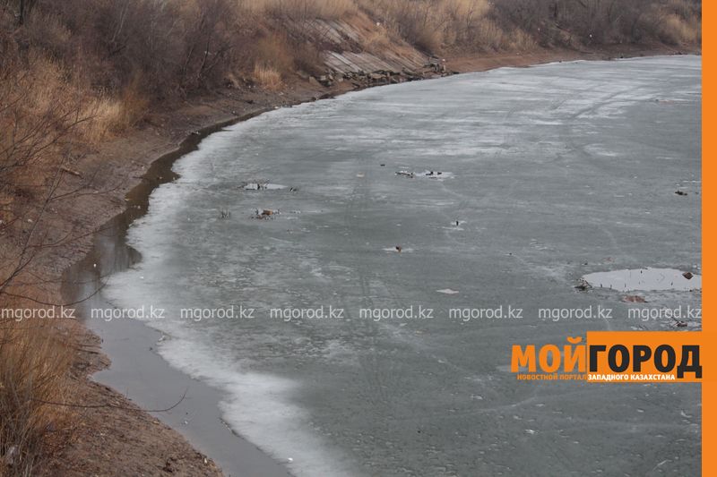 Двое сельчан вместе с машиной ушли под лёд в ЗКО