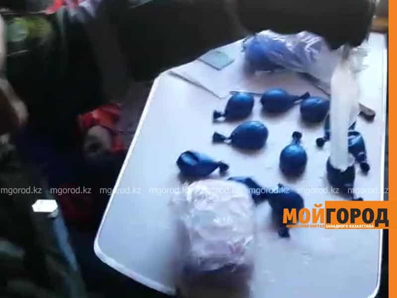 В центре Уральска солдаты задержали наркомана