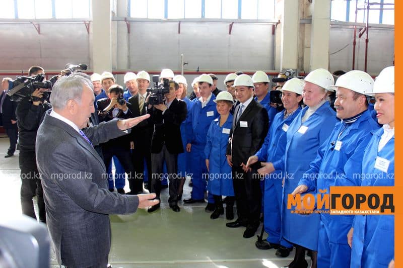 Нурсултан НАЗАРБАЕВ сфотографировался с семейной династией заводчан в Уральске