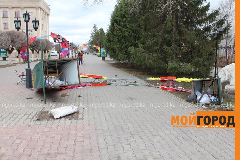 В Уральске из-за сильного ветра упала декоративная конструкция