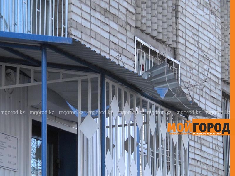 В Уральске девушка выпала с девятого этажа и осталась жива