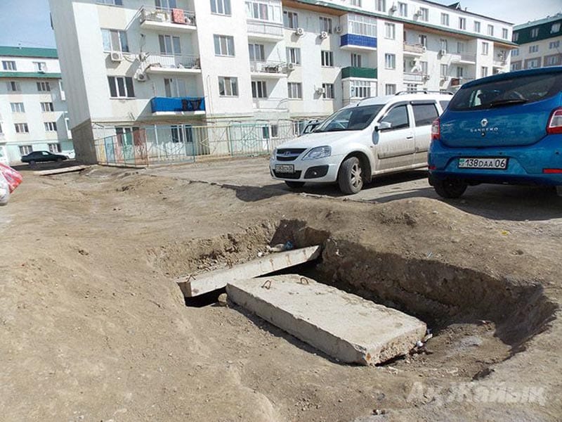 В Атырау ребёнка придавило бетонной плитой