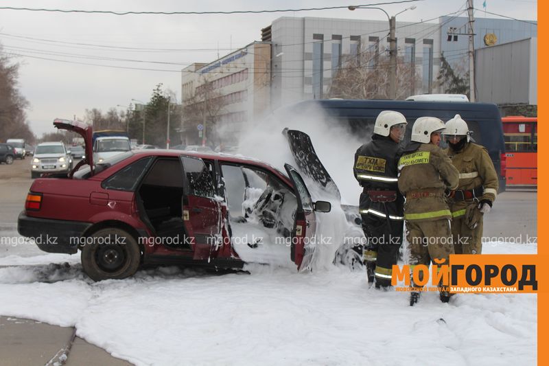 В центре Уральска на светофоре загорелась машина
