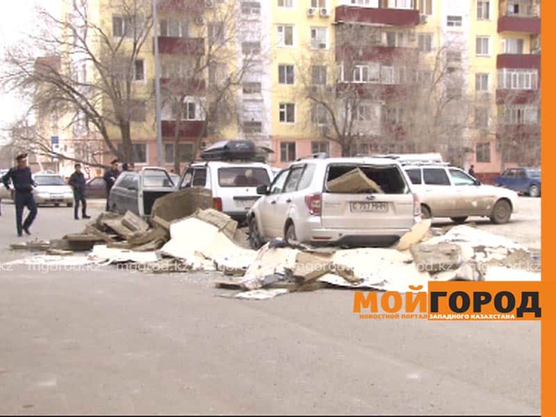 В Атырау сильный ветер сносит отделку домов
