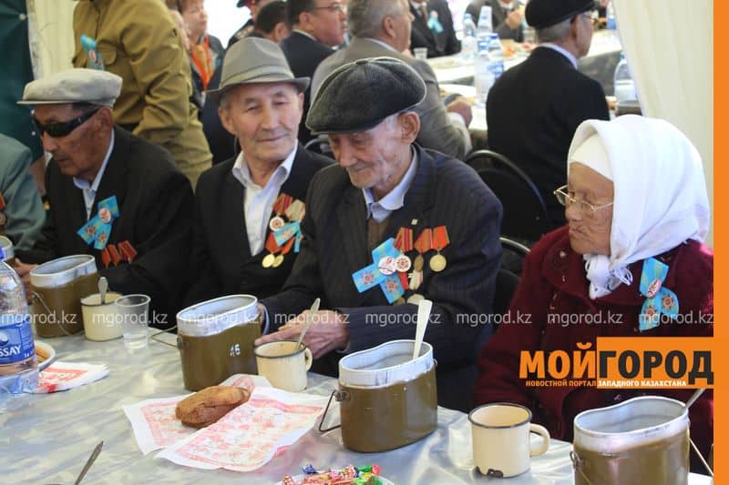 Сотни людей в Уральске накормили солдатской кашей
