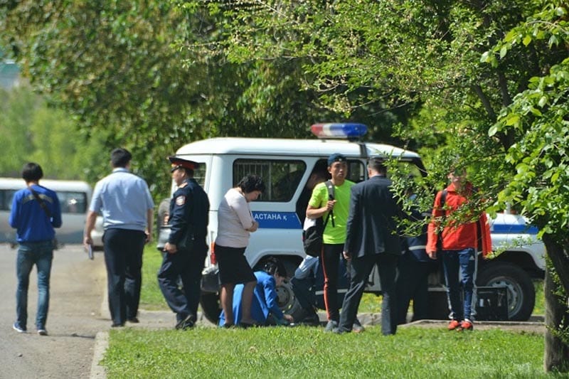 Учительницу облили бензином и подожгли возле школы в Астане