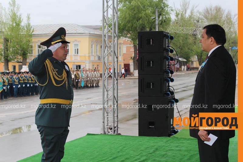 В Уральске на параде военнослужащим вручили награды