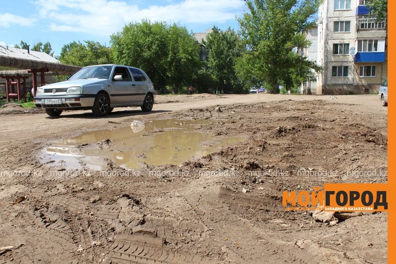 Из-за грязи и луж жители многоэтажки в Уральске не могут выйти из дома