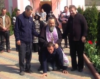 В Приднестровье священник прокатился верхом на «одержимом бесами»