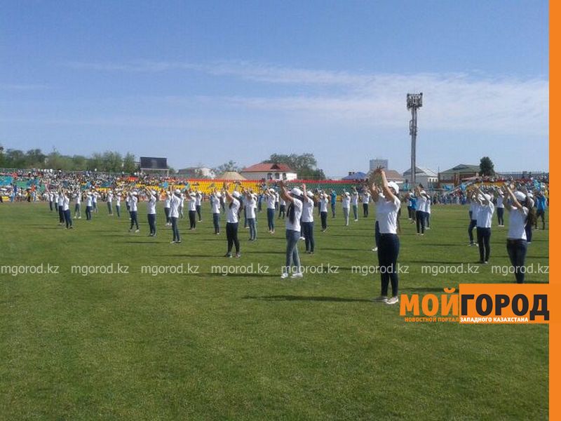20 тысяч человек одновременно исполнили гимн в Атырауской области