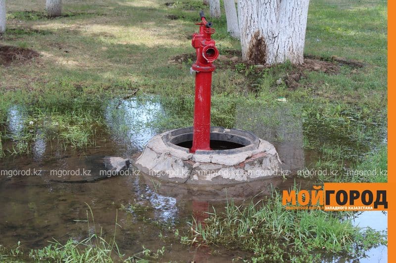 В Уральске вода из пожарного гидранта затапливает район
