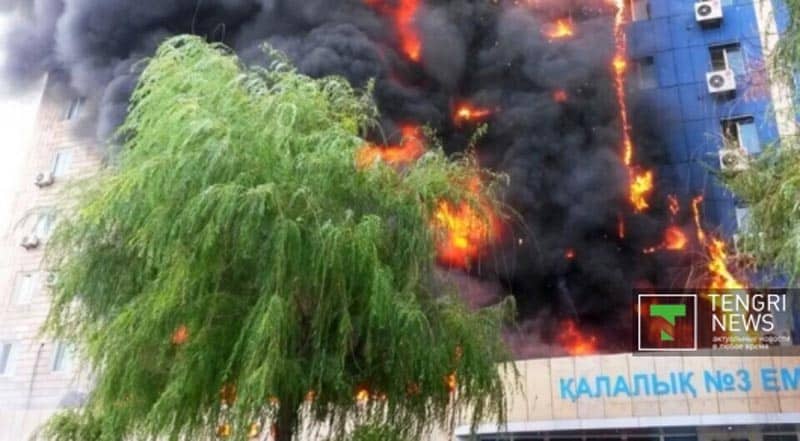 В Таразе горит здание аппарата акима