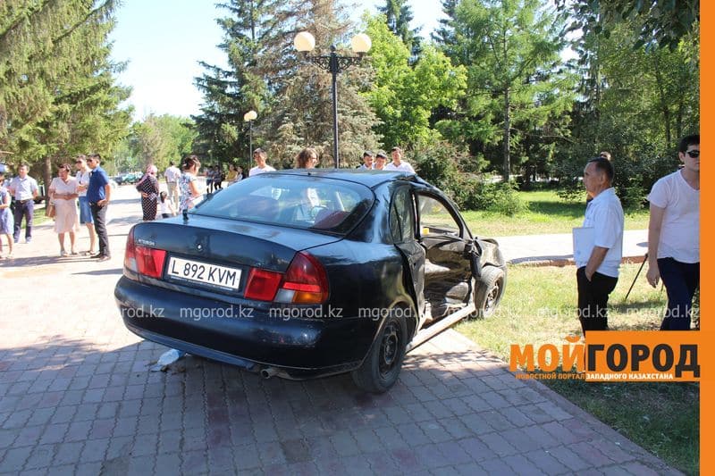 В Уральске иномарку от удара выбросило на тротуар