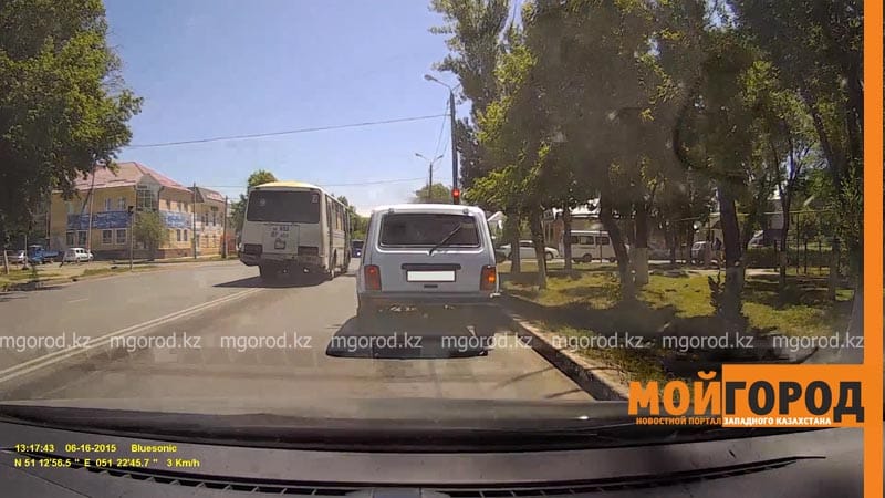 Пассажирские автобусы в Уральске проезжают на красный свет (видео)