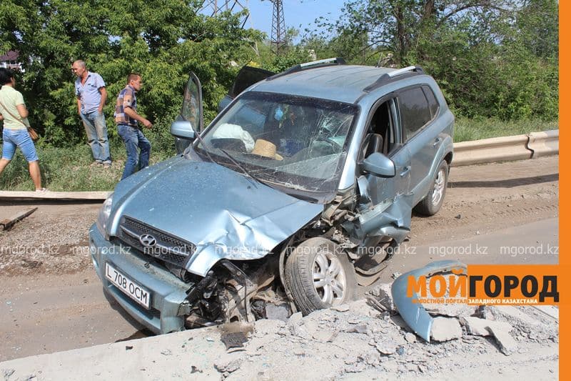 Бетонная плита с большегруза упала на иномарку в Уральске