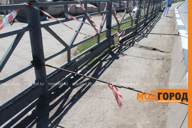 Ограждение моста приварили к обочине прутьями в Уральске