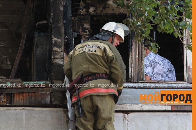 Балконы двух квартир общежития сгорели в Уральске