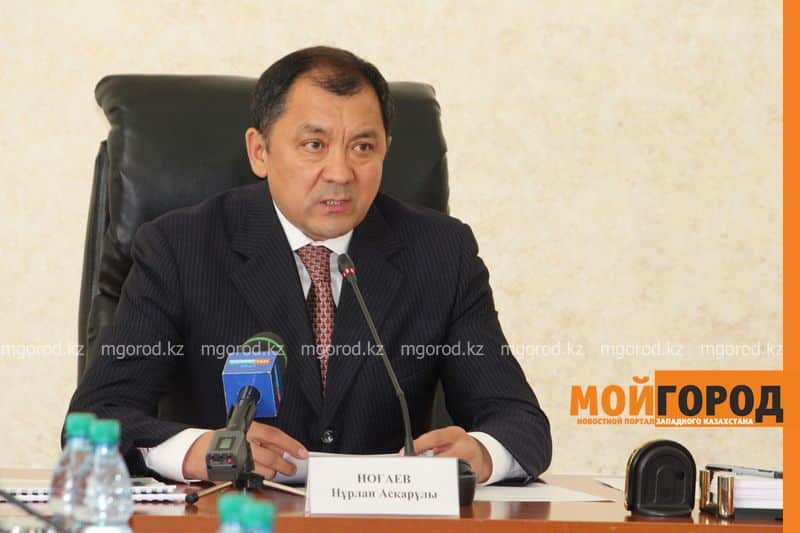Аким ЗКО пожурил чиновников за порванные и не глаженные флаги