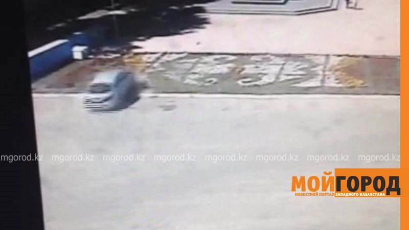 Появилось видео заезда депутатского авто на площадь Маметовой в Уральске (видео)