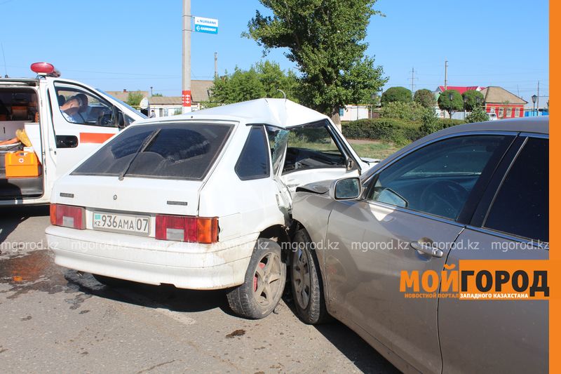 «ВАЗ» выехал на встречную полосу и столкнулся с «Тойотой» в Уральске